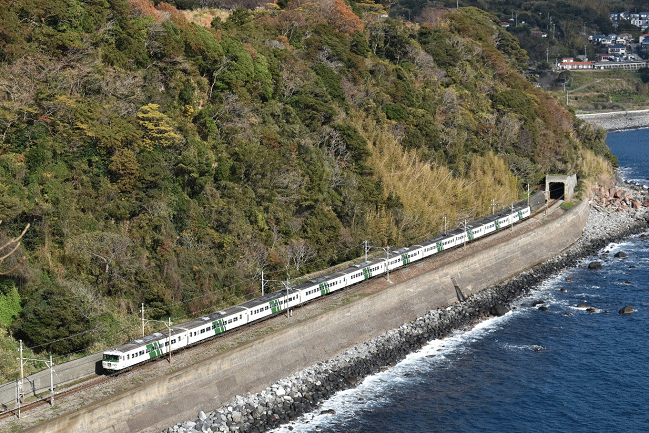 特急「踊り子105号」（志津摩海岸の撮影地）