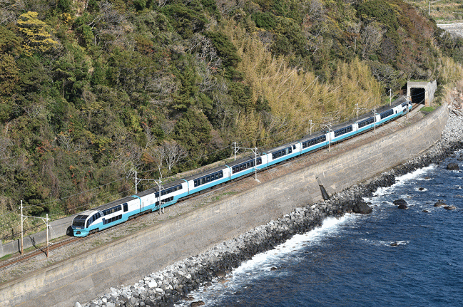 特急「スーパービュー踊り子3号」（志津摩海岸の撮影地）