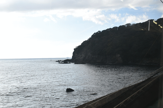 伊豆急行線の車内から見る志津摩海岸の絶景の撮影地