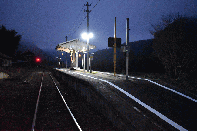 早朝の式敷駅のホーム
