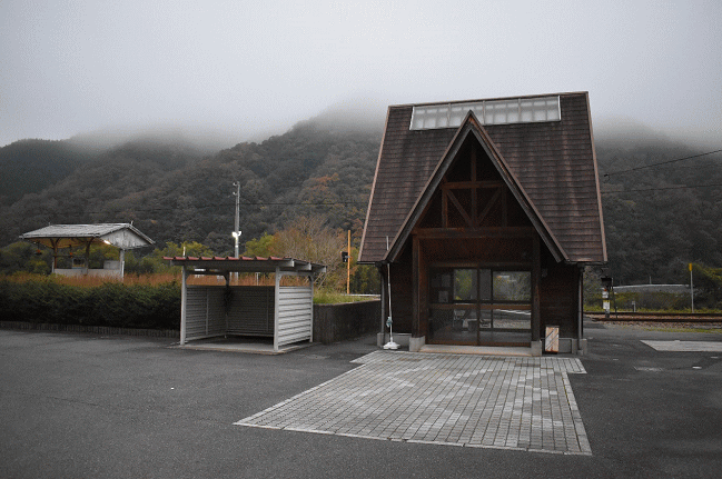 式敷駅の駅舎外観