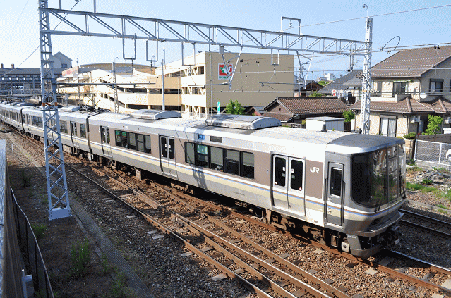 北陸線電化記念館展望スペースから新快速電車を撮影