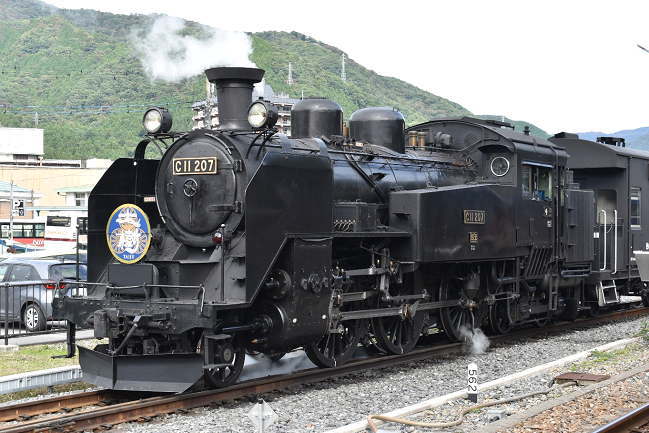 鬼怒川温泉駅のホームから撮影したSL大樹C11