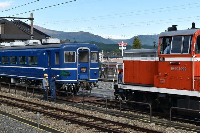 DE10が出庫して14系客車に連結