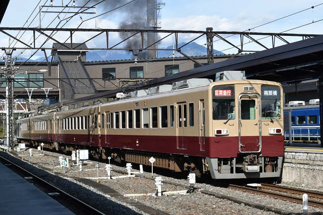 6050系の2編成に6000系のリバイバルカラー