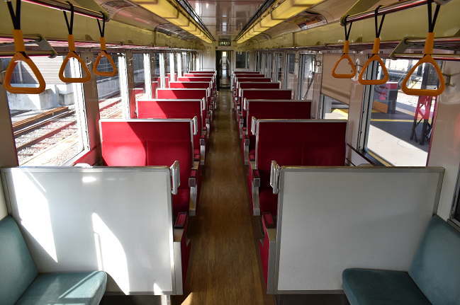 6050系の車内
