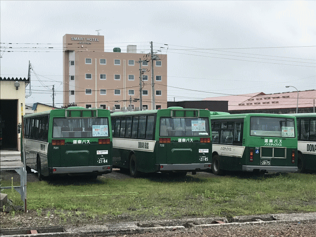 倶知安駅のホームから見たスマートホテル倶知安