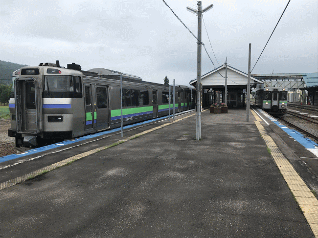 倶知安駅に停車中のキハ201系とキハ150系