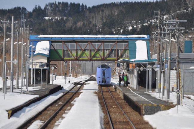 幌延駅を発車する特急「宗谷」