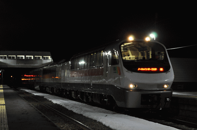 豊富駅に到着したノースエクスプレスレインボーの特急宗谷