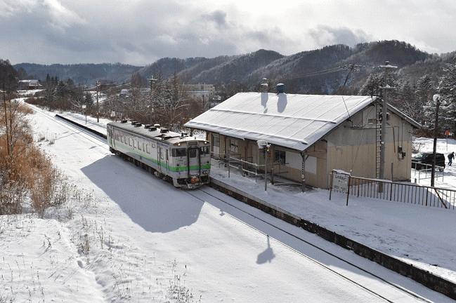 鹿ノ谷駅すぐ北側の跨線橋から見る夕張行き