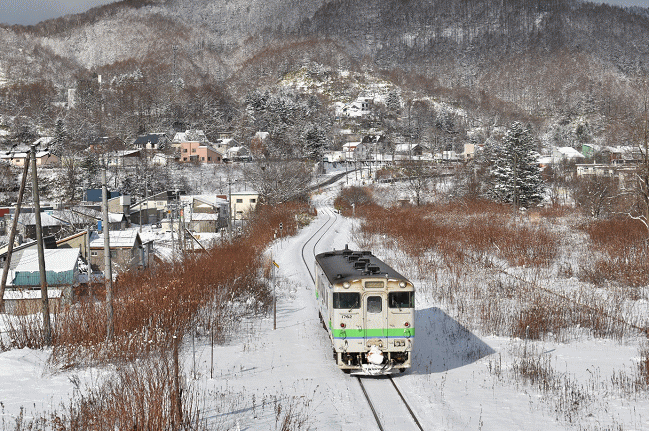鹿ノ谷駅を発車した夕張行