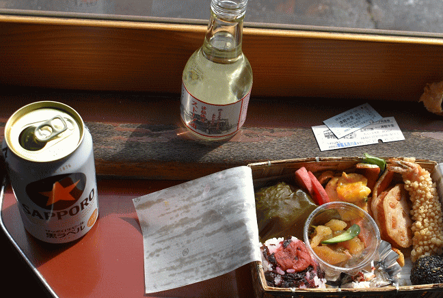 ストーブ列車の車内でストーブ弁当