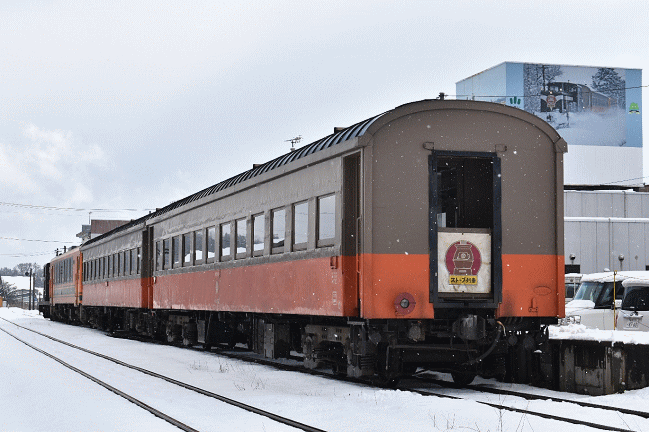 後方の客車側から見たストーブ列車（津軽中里駅）