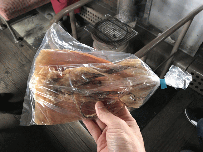 ストーブ列車の車内で購入したスルメ