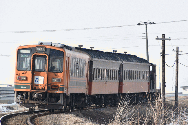 ストーブ列車の旧型客車と走れメロス号