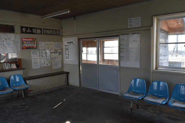 大沢内駅の待合室