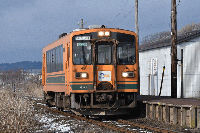 大沢内駅に停車中の津軽五所川原行「走れメロス号」