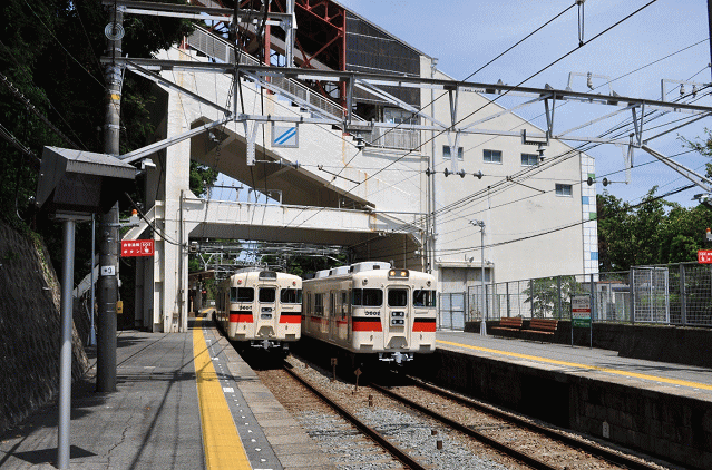 須磨浦公園駅のホームから見た須磨浦ロープウェイ