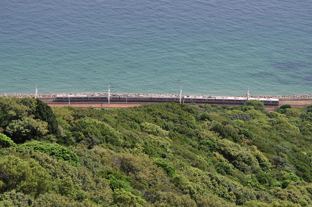 須磨浦ロープウェイの展望台から見るJR神戸線の各駅停車