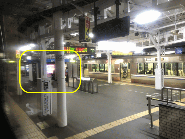 サンライズ瀬戸の5号車の目の前にある岡山駅の朝の売店