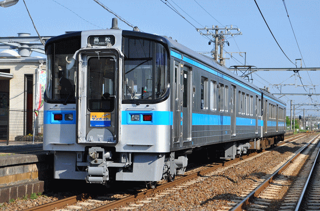 快速サンポート号、金蔵寺駅にて