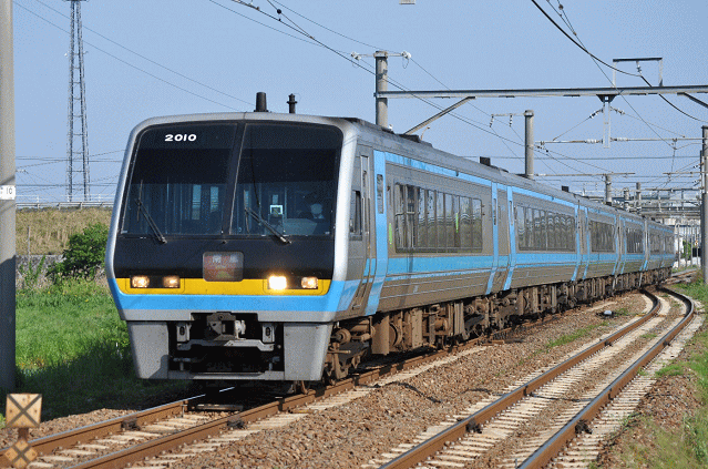 金蔵寺駅を通過する特急「南風１号」高知行