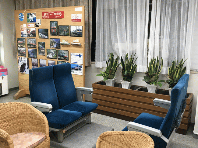 サンリバー大歩危のフロント近くに置いてある鉄道の座席