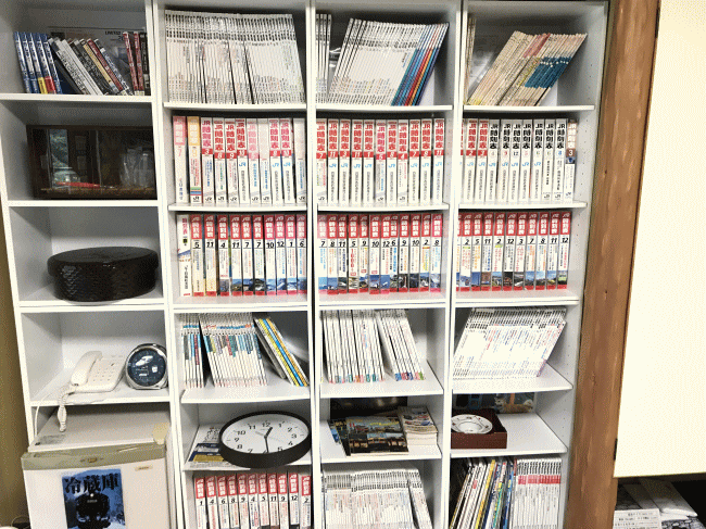 サンリバー大歩危の「ムーンライトおおぼけ」に置いてある時刻表や雑誌