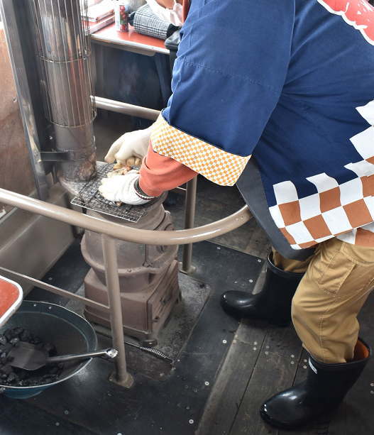 だるまストーブでスルメを焼く光景