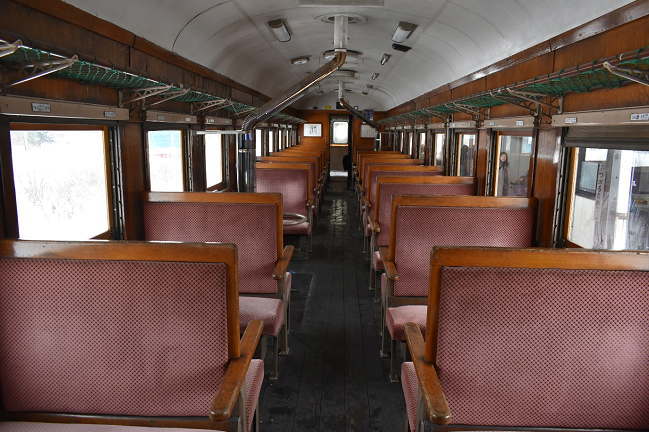 津軽鉄道オハフ33の車内