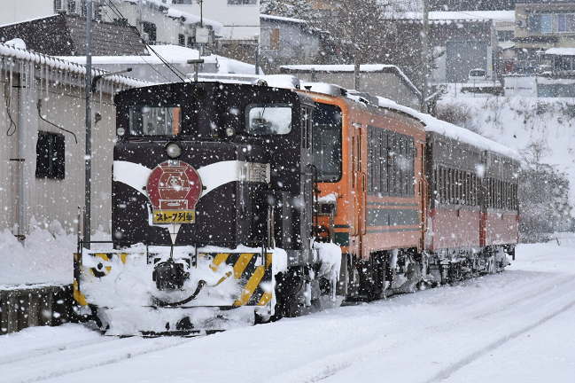 津軽中里で発車を待つストーブ列車