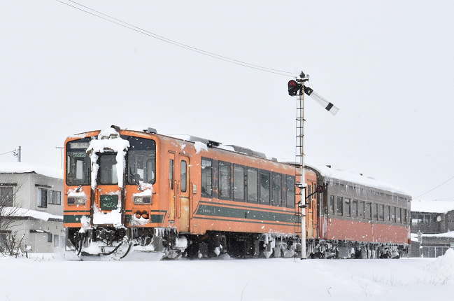 津軽五所川原駅に到着するストーブ列車と腕木式信号機