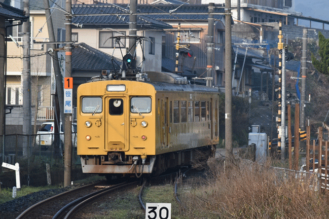 雀田駅を発車した片開き扉タイプの１２３系