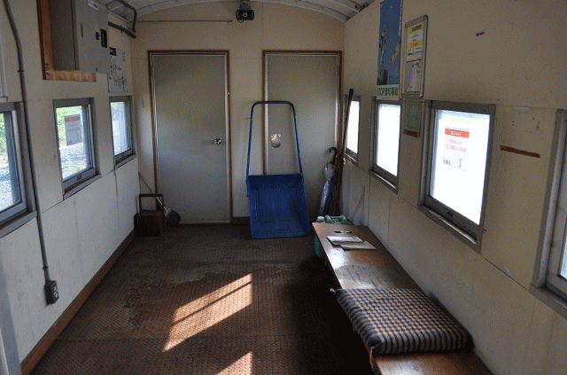 舎熊駅の待合室の内部