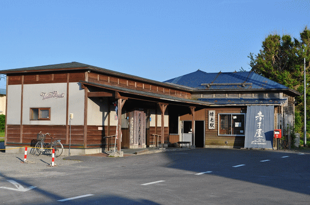 増毛駅外観、夏の晴れた日の夕方
