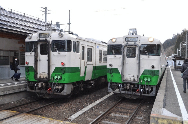 会津宮下駅で行き違いする只見線のキハ40