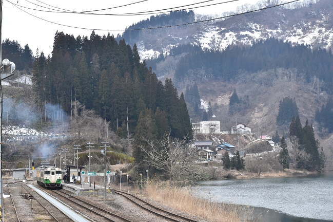 只見川の畔にある会津川口駅