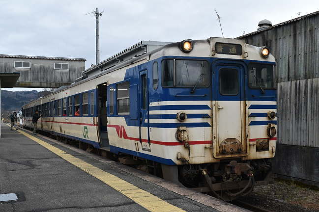 野沢駅に停車中の磐越西線のキハ47