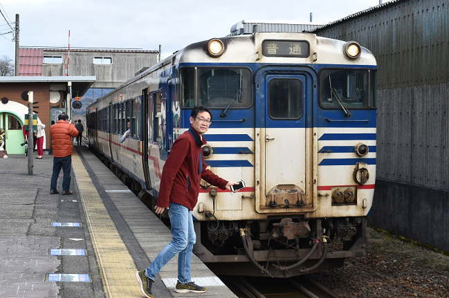 津川駅に停車中の磐越西線のキハ40