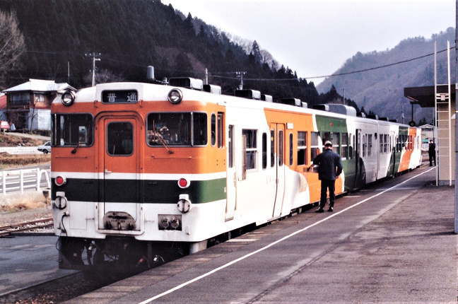 水郡線から転属したキハ47による会津若松行が日出谷駅に停車中