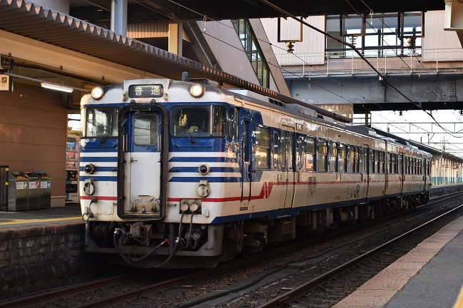 新津駅に到着した磐越西線のキハ47