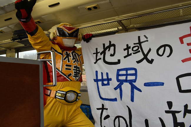 只見線のキハ40の車内に乗り込んだ観光PR隊