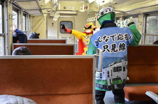 只見線のキハ40の車内に乗り込んだ観光PR隊