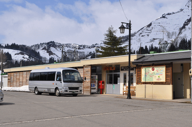 只見駅の外観と只見駅の代行バス