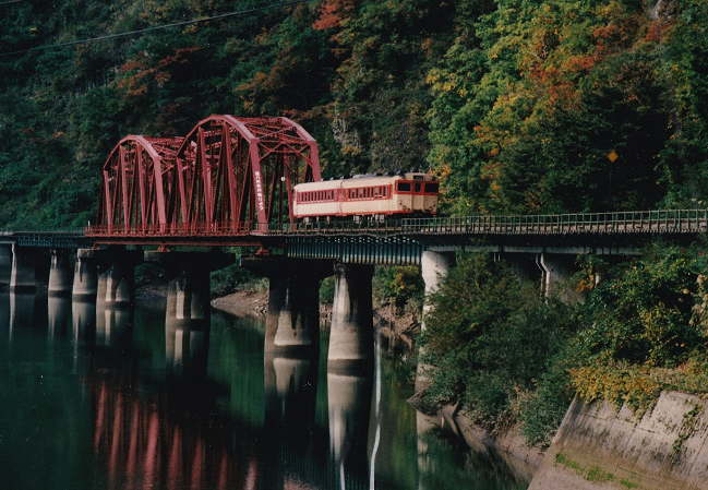 第8只見川橋梁を行く只見線キハ58系