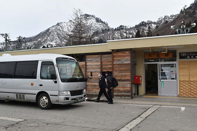只見駅間に停車中の只見線代行バス