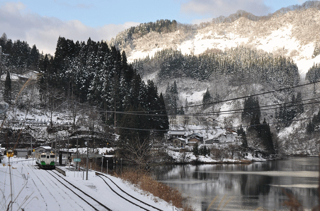 会津川口駅前の国道２５２号線にて只見線を撮影