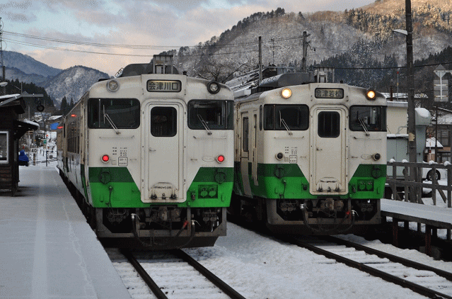 会津宮下駅でのキハ40列車交換
