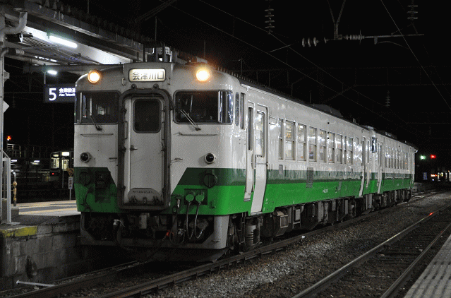 会津若松駅で発車を待つ４２３Ｄ会津川口行